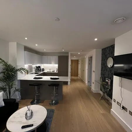 Beautiful In Wembley Apartment *