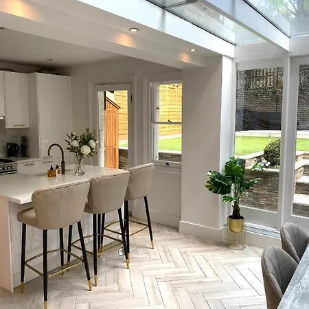 Modern Luxurious 3 Bed Flat With Private Garden & Bbq Apartment London