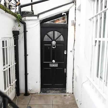 Modern Luxurious 3 Bed Flat With Private Garden & Bbq Apartment