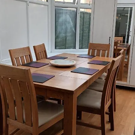 Cosy Relaxing 4 Bed With 2 Parking Space Hatch End