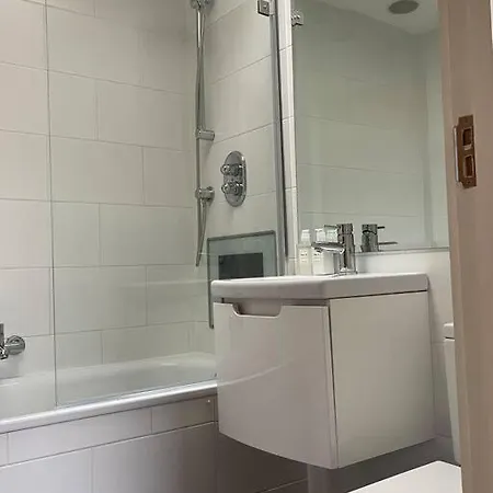 Amazing Near Tube Station Apartment London