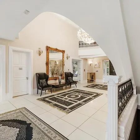 Stunning Mansion 7 Bedrooms Indoor Pool And Cinema * Romford