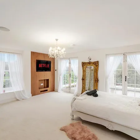 Stunning Mansion 7 Bedrooms Indoor Pool And Cinema