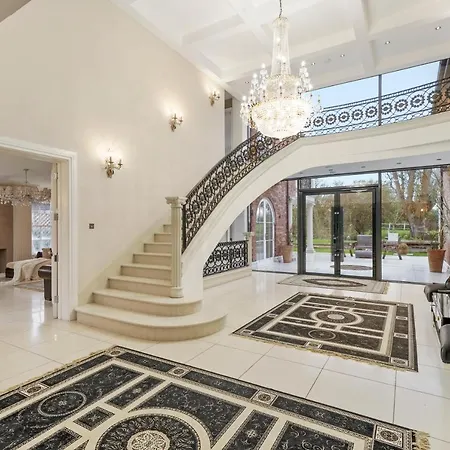 Stunning Mansion 7 Bedrooms Indoor Pool And Cinema