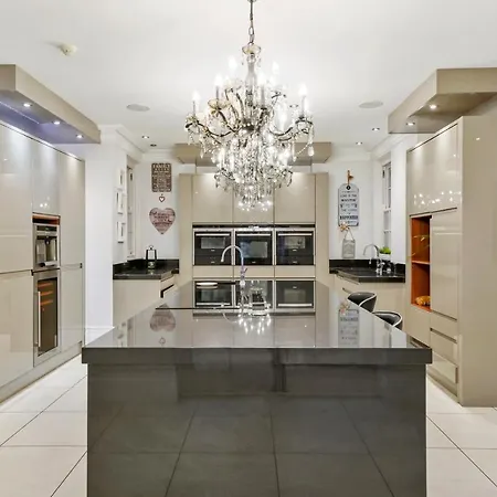 Stunning Mansion 7 Bedrooms Indoor Pool And Cinema Romford