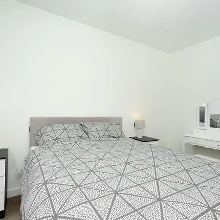 Modern 1-bed Aldgate East * London