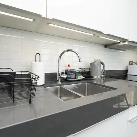 Modern 1-bed Aldgate East * London