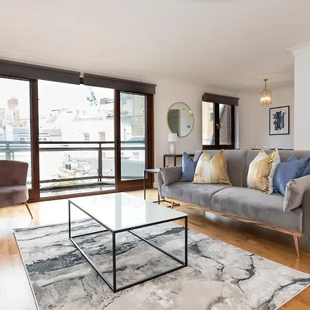Spacious 1 Bed Mayfair With Balcony