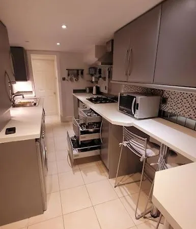 Spacious 2 Bedroom Flat In Baker Street דירה לונדון