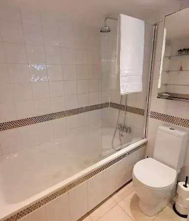 Spacious 2 Bedroom Flat In Baker Street דירה