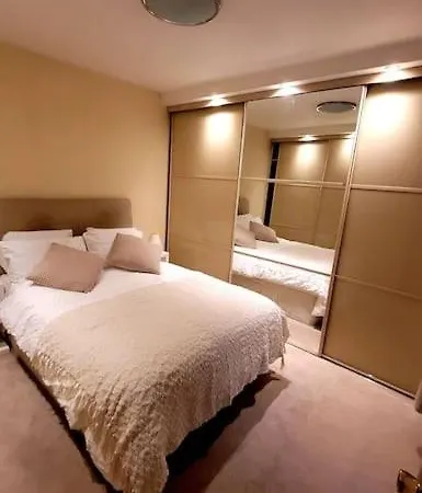 Spacious 2 Bedroom Flat In Baker Street דירה *