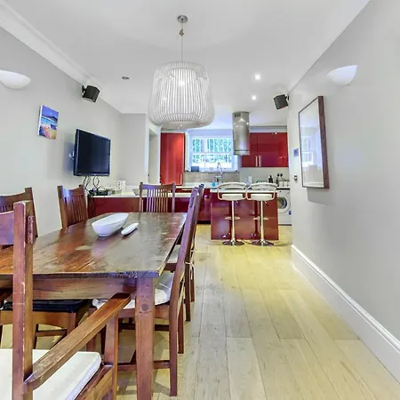 Holiday home Lansdowne London