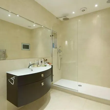Designer 2 Bedroom Pimlico Apartment