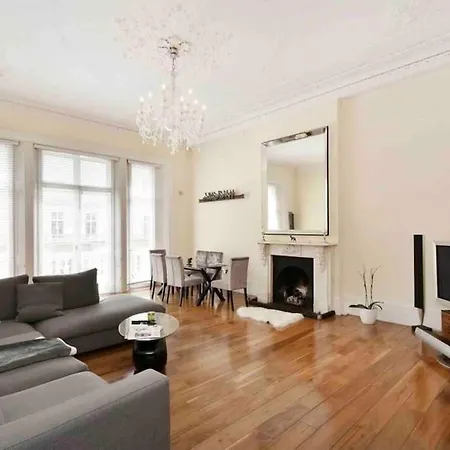 Stunning Grand 2 Bed, 2 Bath Apartment, Appartement *