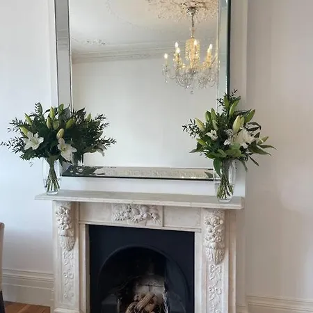 Apartment Stunning Grand 2 Bed, 2 Bath Apartment, London