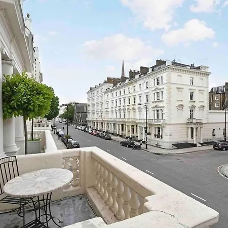 Stunning Grand 2 Bed, 2 Bath Apartment, Apartment London