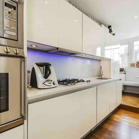 Apartment Stunning Grand 2 Bed, 2 Bath Apartment, London