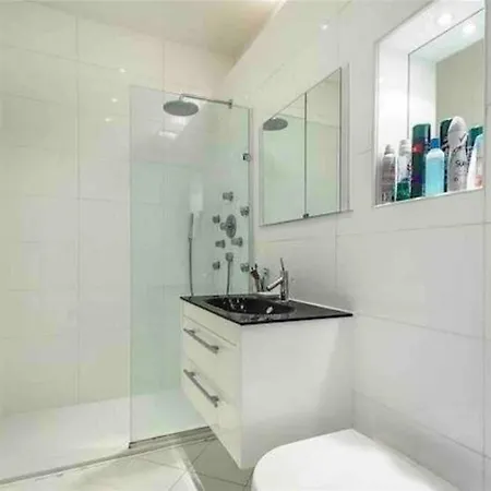 Apartment Stunning Grand 2 Bed, 2 Bath Apartment, *