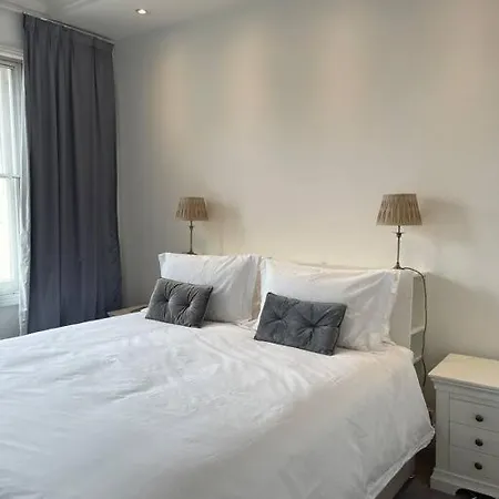 Apartment Stunning Grand 2 Bed, 2 Bath Apartment, *