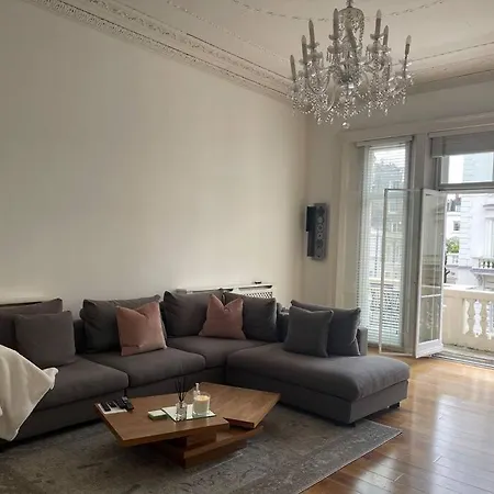 Apartment Stunning Grand 2 Bed, 2 Bath Apartment,