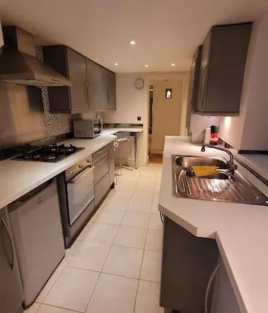 Spacious 2 Bedroom Flat In Baker Street דירה *