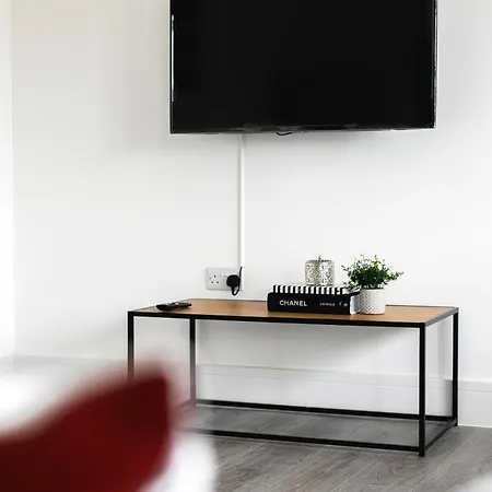 Skyvillion - London Chase With Parking & Wifi Apartment Enfield