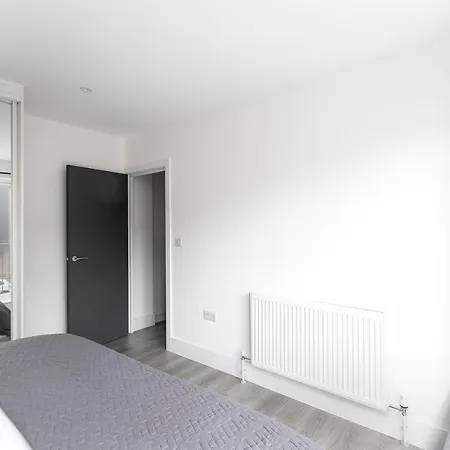 Skyvillion - London Chase With Parking & Wifi