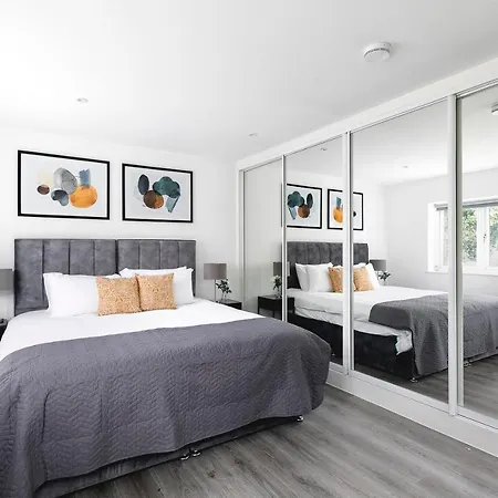 Skyvillion - London Chase With Parking & Wifi Apartment Enfield