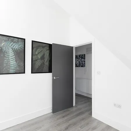 Apartment Skyvillion - London Chase With Parking & Wifi *