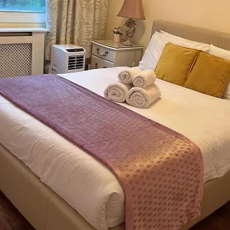 Apartment Lovely 3 Bedroom *