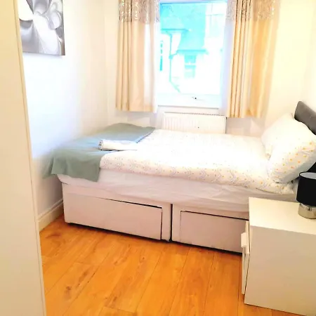 6 Bed House 3 Bathrooms Good Transport Links To London, Free Parking London