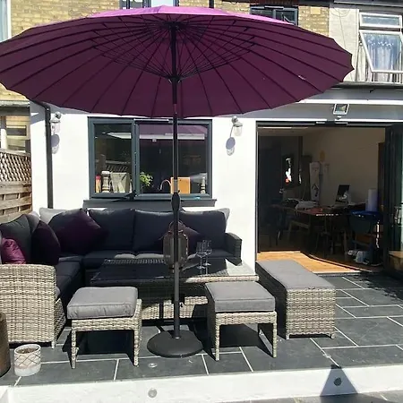 Three Bedroom Family With Garden In Walthamstow Holiday home *
