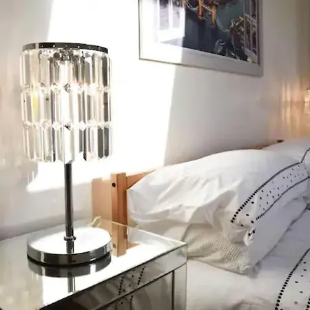 Spacious 1 Bedroom W/ Outdoor Terrace * London