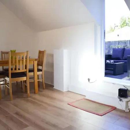 Apartment Spacious 1 Bedroom W/ Outdoor Terrace
