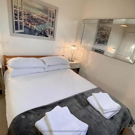 Apartment Spacious 1 Bedroom W/ Outdoor Terrace