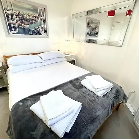 Spacious 1 Bedroom W/ Outdoor Terrace * London