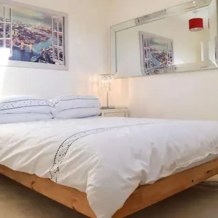 Spacious 1 Bedroom W/ Outdoor Terrace *