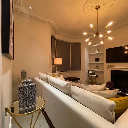 Spacious 4br, 2ba Holiday home London