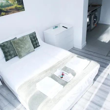 Stunning 1-bed In With Parking Harrow