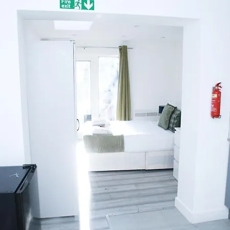 Stunning 1-bed In With Parking * Harrow