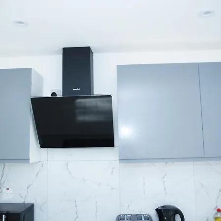 Stunning 1-bed In With Parking Apartment