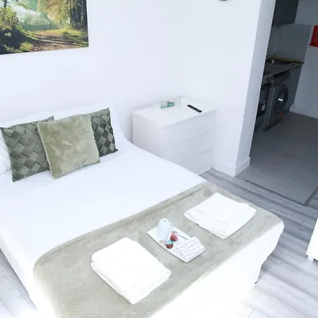 Stunning 1-bed In With Parking Apartment *