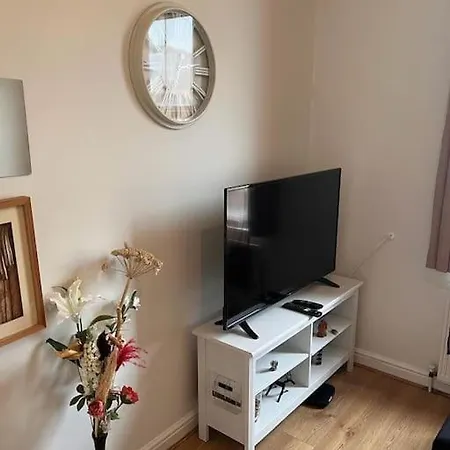 2 Bed Flat In Canning Town *