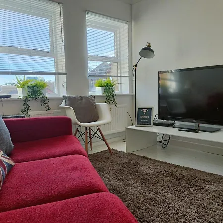2 Bed Functional House Close To Manor Park Train Station Holiday home