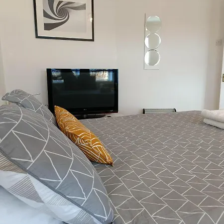 2 Bed Functional House Close To Manor Park Train Station