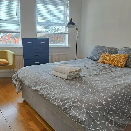 2 Bed Functional House Close To Manor Park Train Station Holiday home *