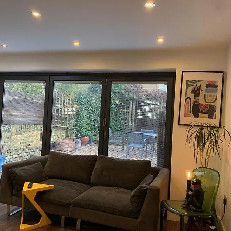 2 Bedrooms With Private Garden Walking Distance To Underground Ideal For Families Londen