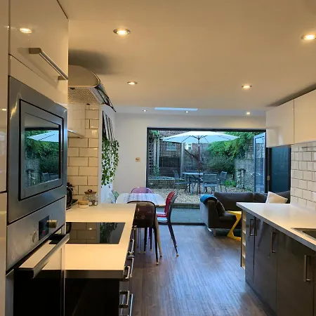 Apartment 2 Bedrooms With Private Garden Walking Distance To Underground Ideal For Families