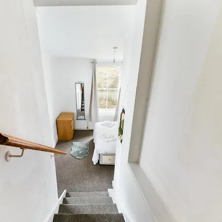 Maidavale 2 Bed - Sleeps 6