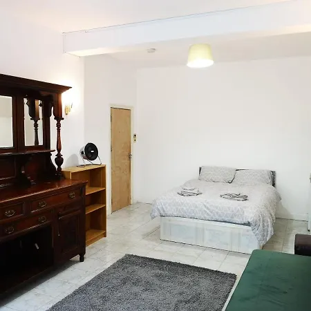 Kwatera prywatna Large Spacious In Zone 2